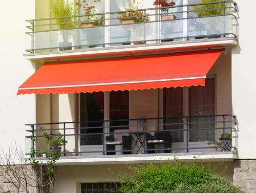 Retractable Awnings vs Fixed Awnings